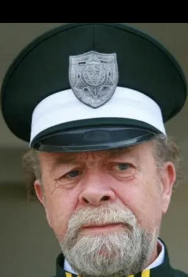 你看，一个从没出过国的中国人，却演了40年洋人。徐亚洲他爸是中国河南人，妈是俄