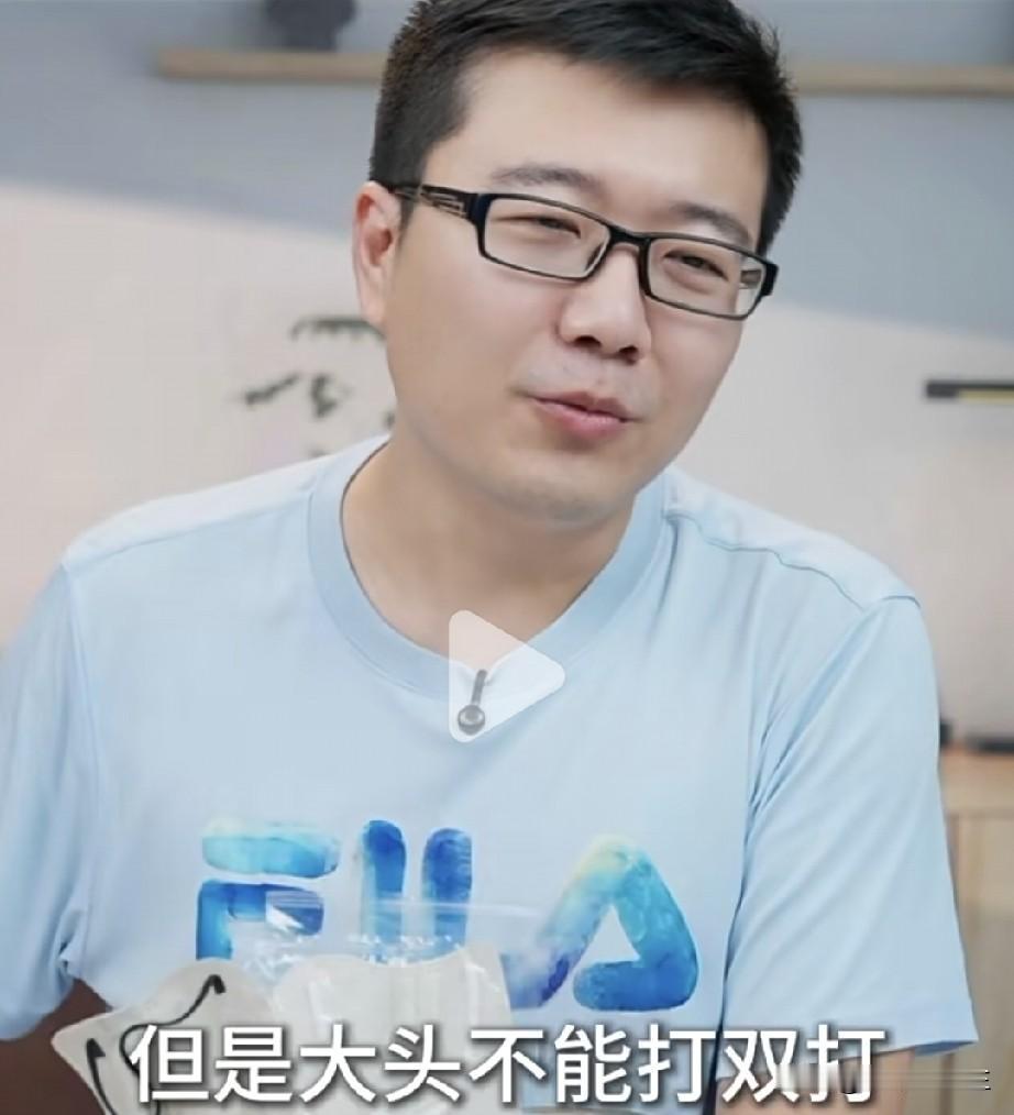 笑死我了！有人问:梁靖崑双打为何输了？莱维一针见血指出，大胖无法打奥运的原因。