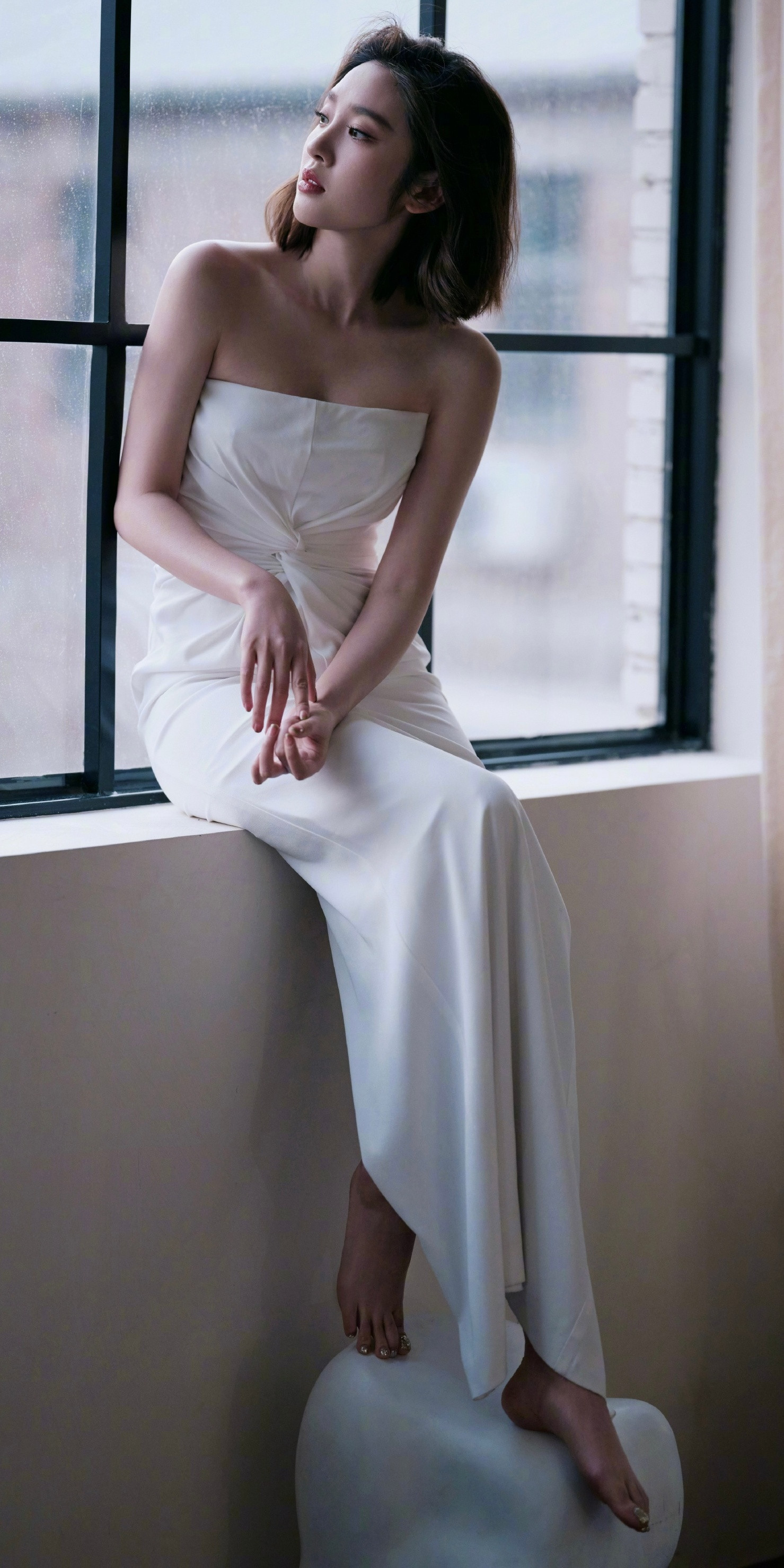 唐艺昕可甜可美：身姿曼妙，俏皮的小脚丫。唐艺昕