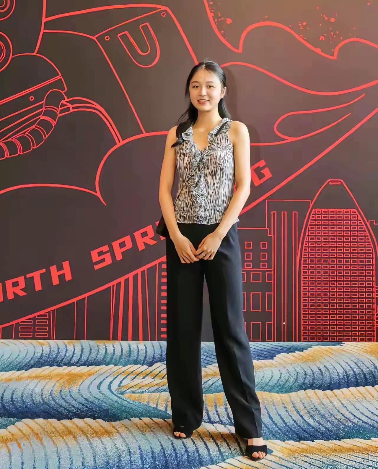 【美国长大的朱易，标准的东方美女】没错，这正是中国花样滑冰运动员朱易✨。她2