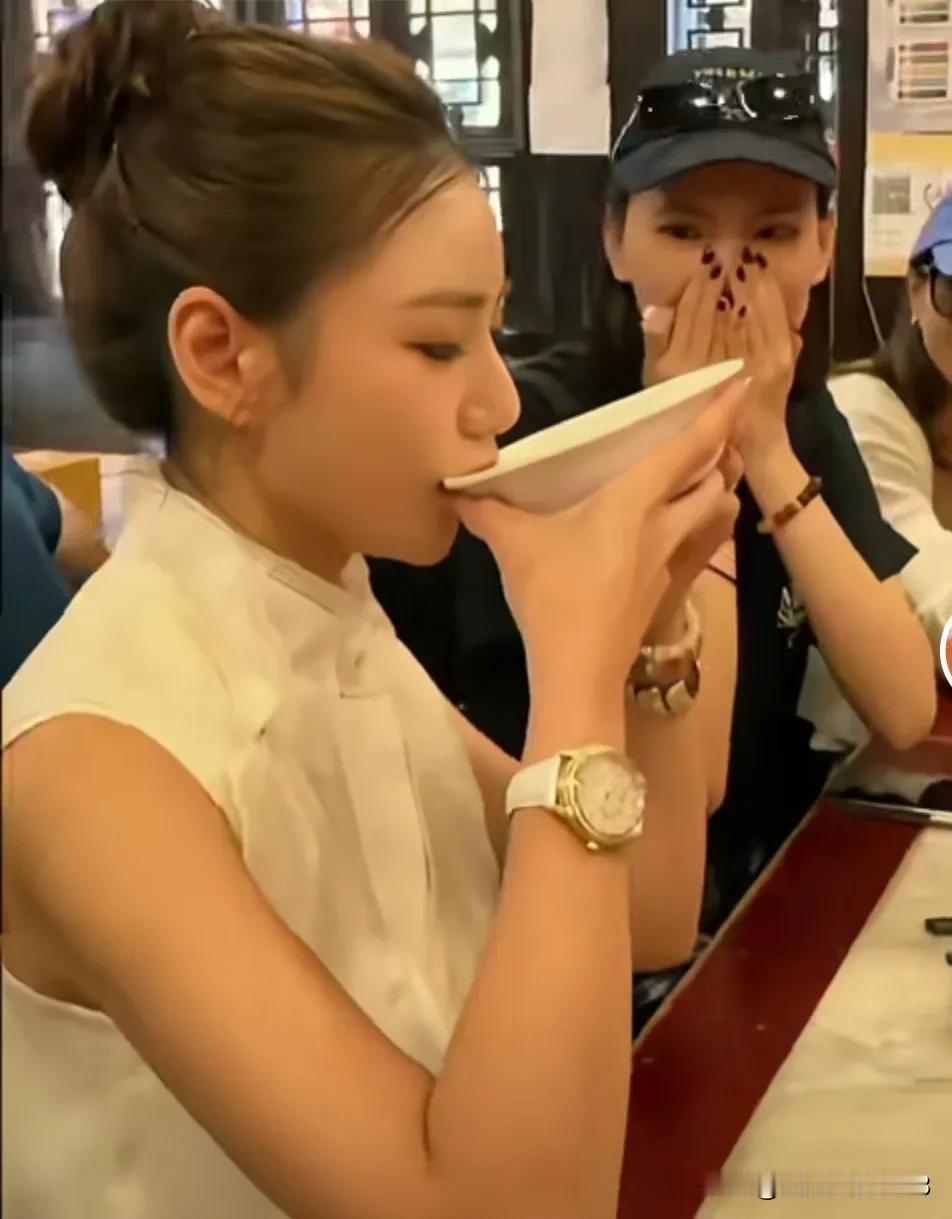马晓梅不愧是北京媳妇，喝豆汁和喝水一样。怪不得汪小菲在婚礼上说感谢媳妇喜欢北京茅