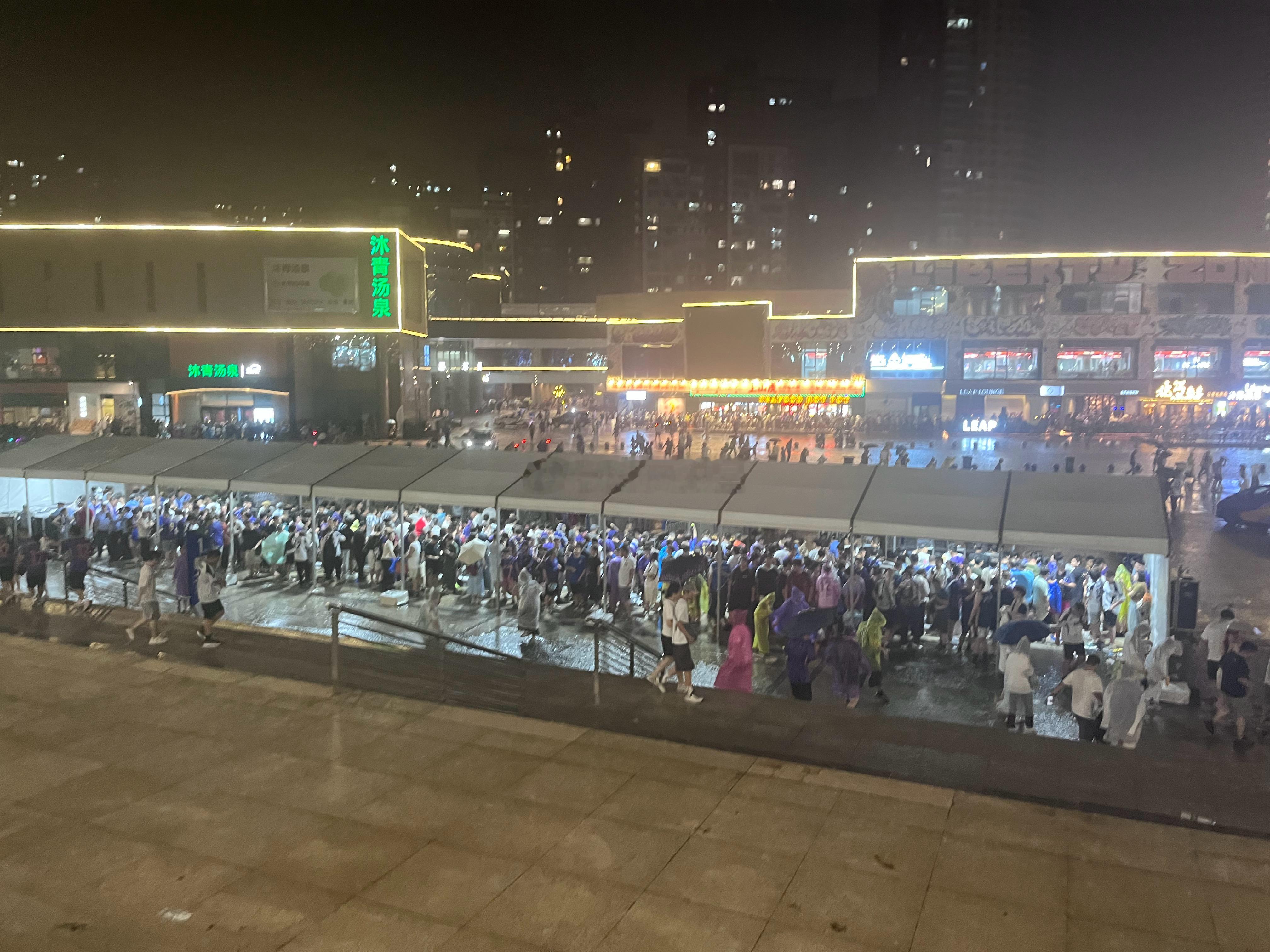 雨太大了大家球场外都在躲雨天津津门虎3比2云南玉昆天津·泰达足球场