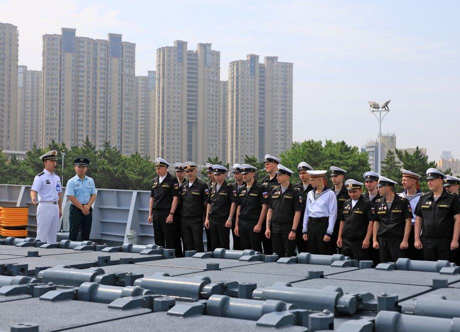 站在052D的垂发前，俄罗斯海军没有一个笑的这是7月8号中俄联合演习过程中，