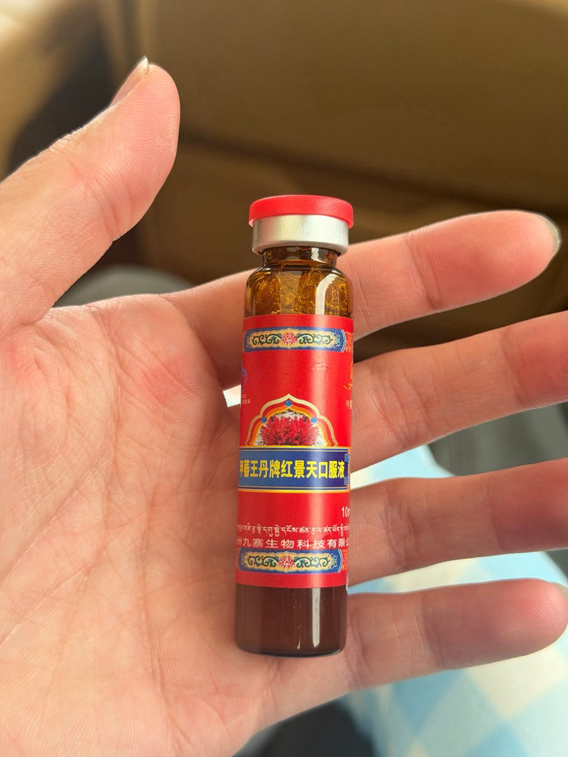 周洁琼机场纯素颜谁懂啊！周洁琼机场纯素颜被拍到，皮肤好得不像话，还笑嘻嘻跟粉丝