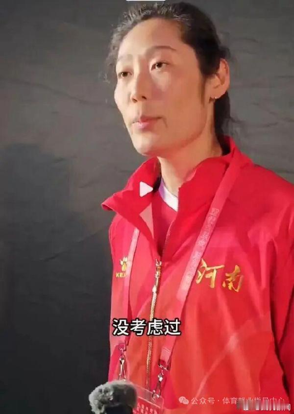 朱婷曾说回来也是种种不易郎平曾说朱婷有时候半个月不回消息很大程度上女排朱婷是被