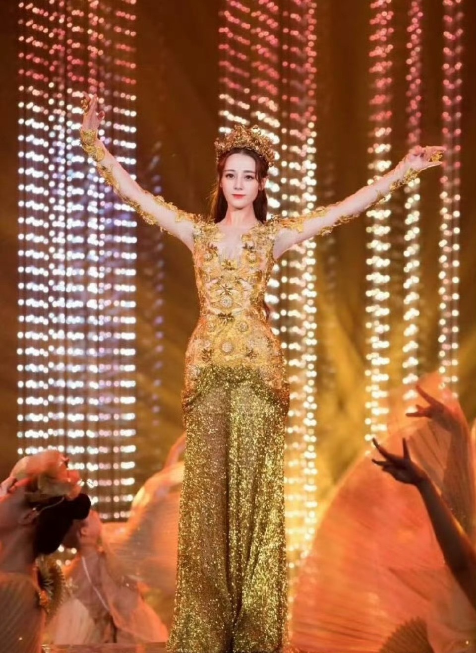 古力娜扎和迪丽热巴的同款造型谁更好看？