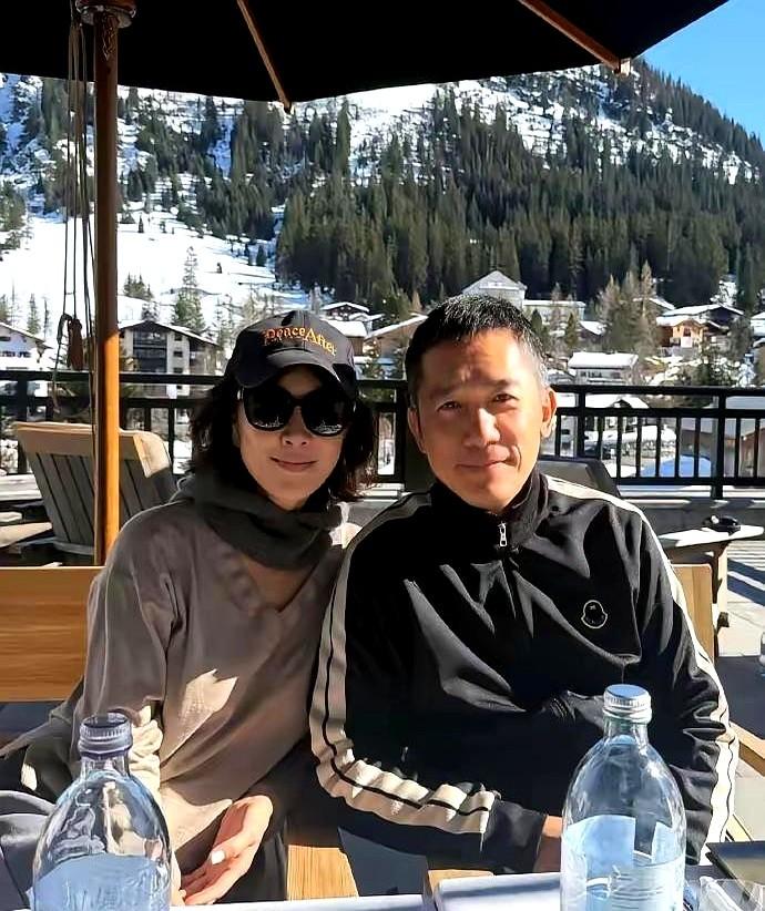 刘嘉玲亲口说，她不喜欢了很多年！就因为梁朝伟那刻在骨子里的社恐。朋友聚会，人