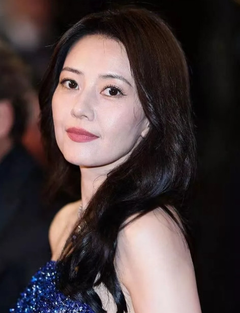 看了高圆圆生图我才知道原来光鲜亮丽的女明星脸上化妆也会浮粉的一直以为