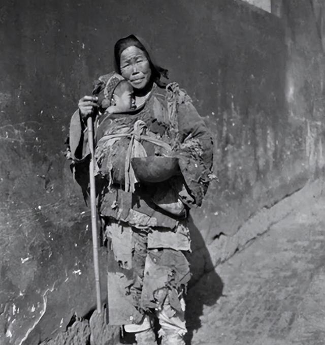 1949年，一女乞丐来到政府门口被拒，她却说：我不是来乞讨的，我是来找县委书记上