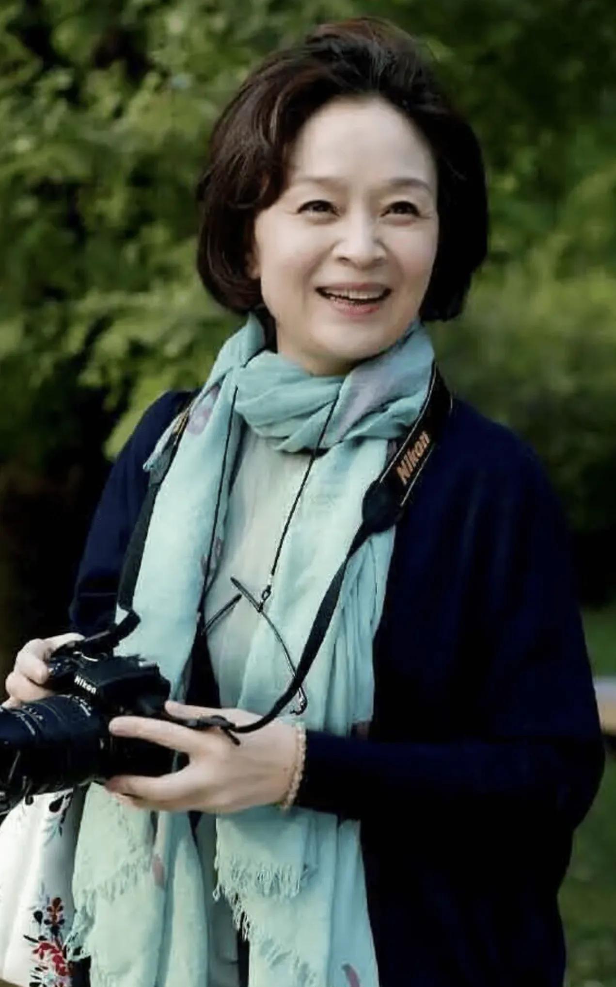 刘莉莉，1958年出生于北京，毕业于解放军艺术学院表演系。1989年因《篱笆女人