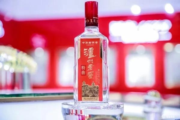 泸州老窖这一刀，真是捅在了五粮液的腰眼上。成都在白酒圈子里是个风向标，前些天