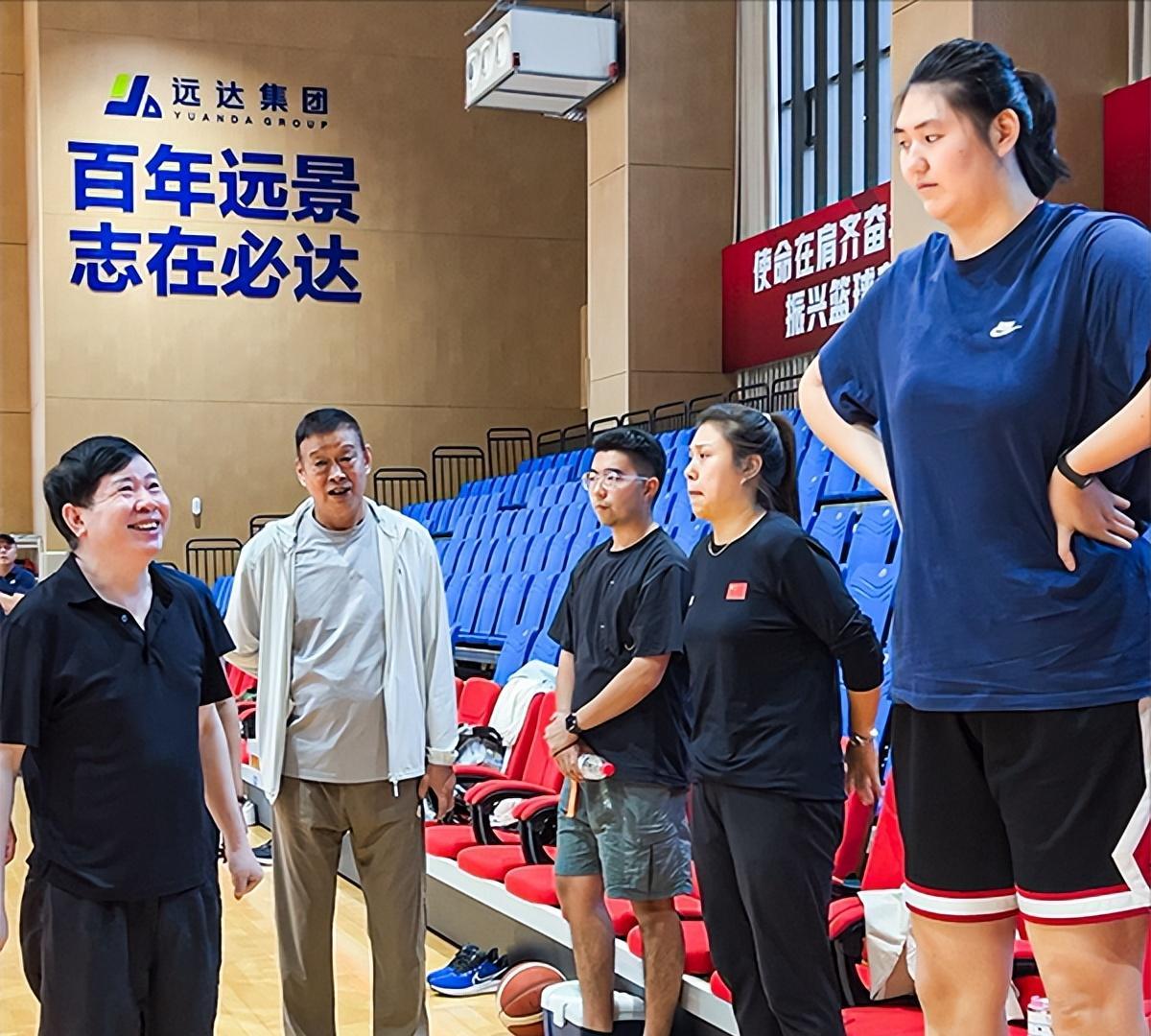神秘缺席！张子宇未赴国家队集训，宫鲁鸣如何收场？中国女篮新星张子宇意外缺席8月