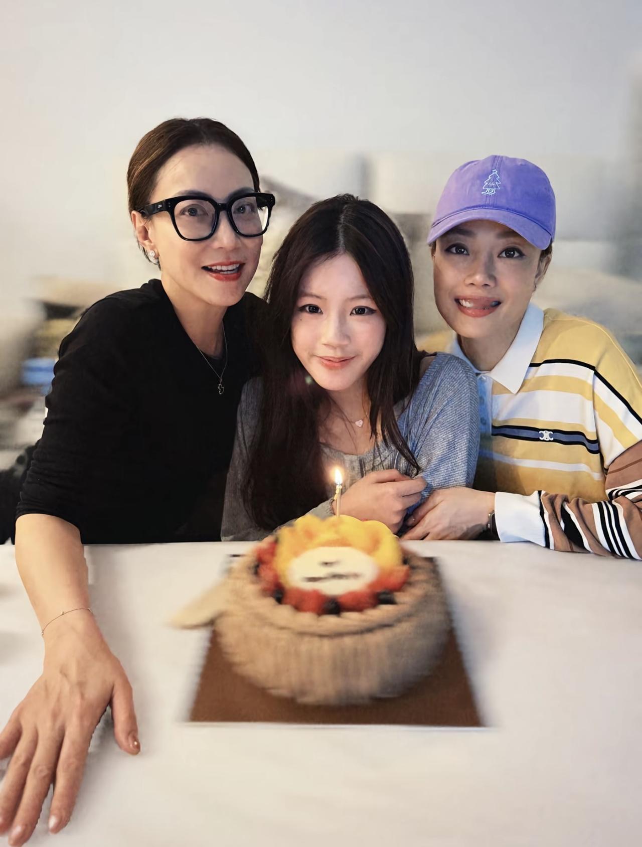 近期，容祖儿来给霍汶希的女儿Hanni庆生，三人坐在蛋糕前合影的画面。2月份