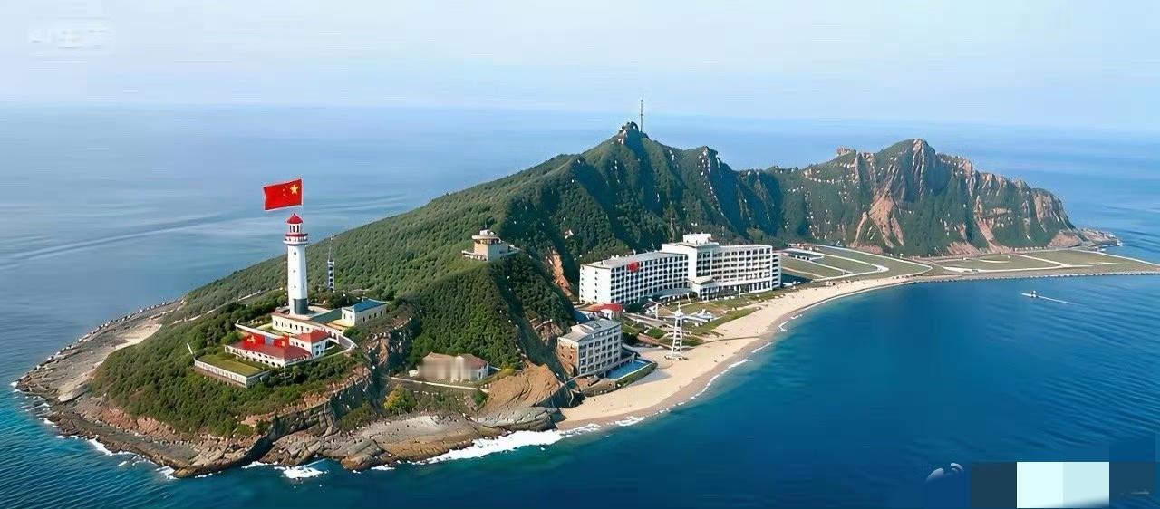 这，才是钓鱼岛应有的模样……下面这张图片是一位网友设计的，只是山顶少了雷达检