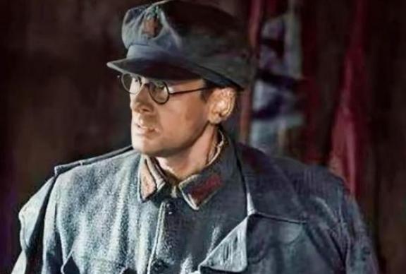 1937年，李德以不适应延安生活为由欲返苏联，毛主席劝他：“苏联正搞大清洗，此时