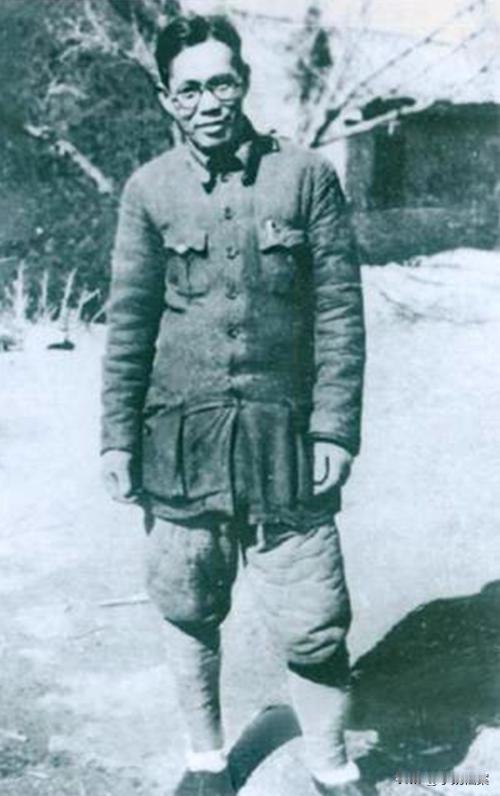 1946年，解放军为投诚的2000土匪设宴接风。席间，匪首脱下大衣，顺手