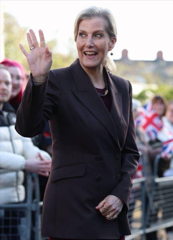 苏菲马不停蹄回到英国参与公务啦[赞]从热情的非洲归来，苏菲又换回了纯色装扮，