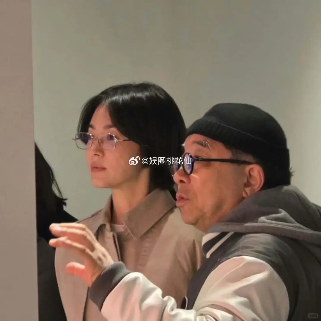 45岁宋慧乔看画展，素颜脸肿起褶，留四边齐短发，网友：老了20岁