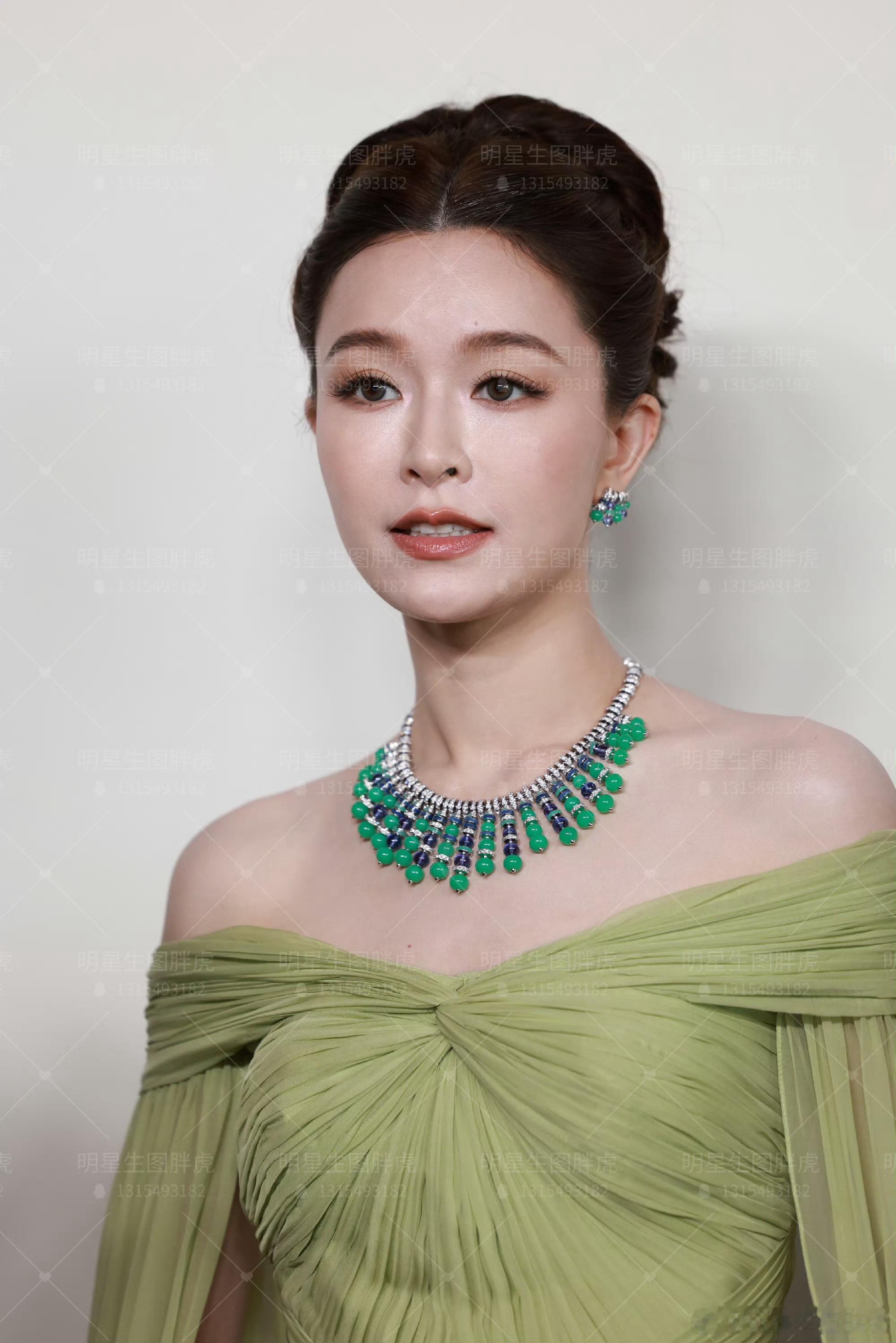 文咏珊戴高珠的希腊女神神话里的女神照进现实，文咏珊佩戴重工祖母绿高珠亮相，精致盘