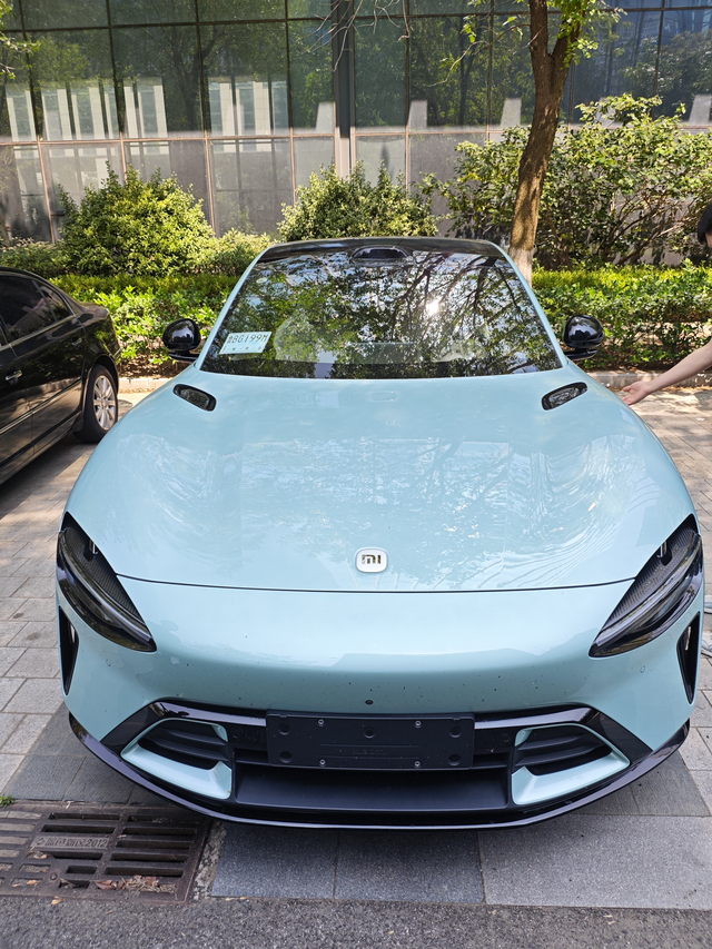 充分比较后建议买中配❶标配分析：超长续航后驱版本售价25.35万元，虽然是标配