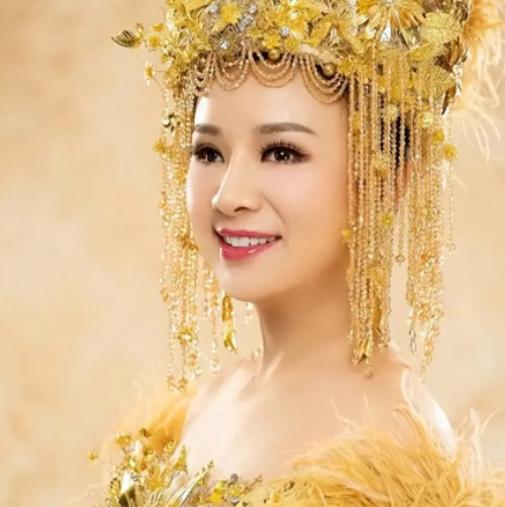 9年前，盲人女歌手刘赛不顾反对，把自己嫁给这个一贫如洗的农村小伙。愿意倒贴一套