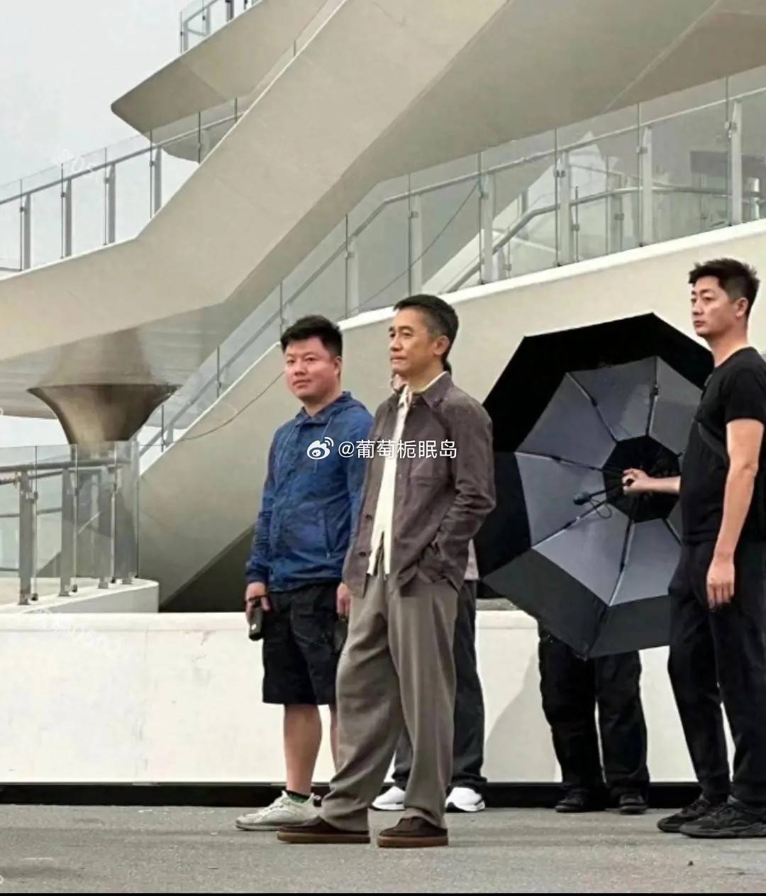 别再对明星有滤镜了，现实中的梁朝伟就是个小老头。​​​