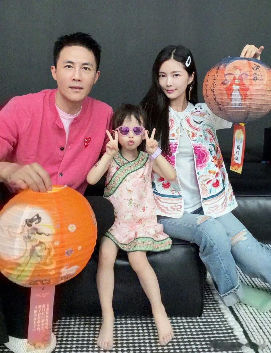 杜淳王灿一家中秋合照杜淳王灿女儿侧脸照杜淳王灿一家中秋合照，女儿小蛋饺首次露出