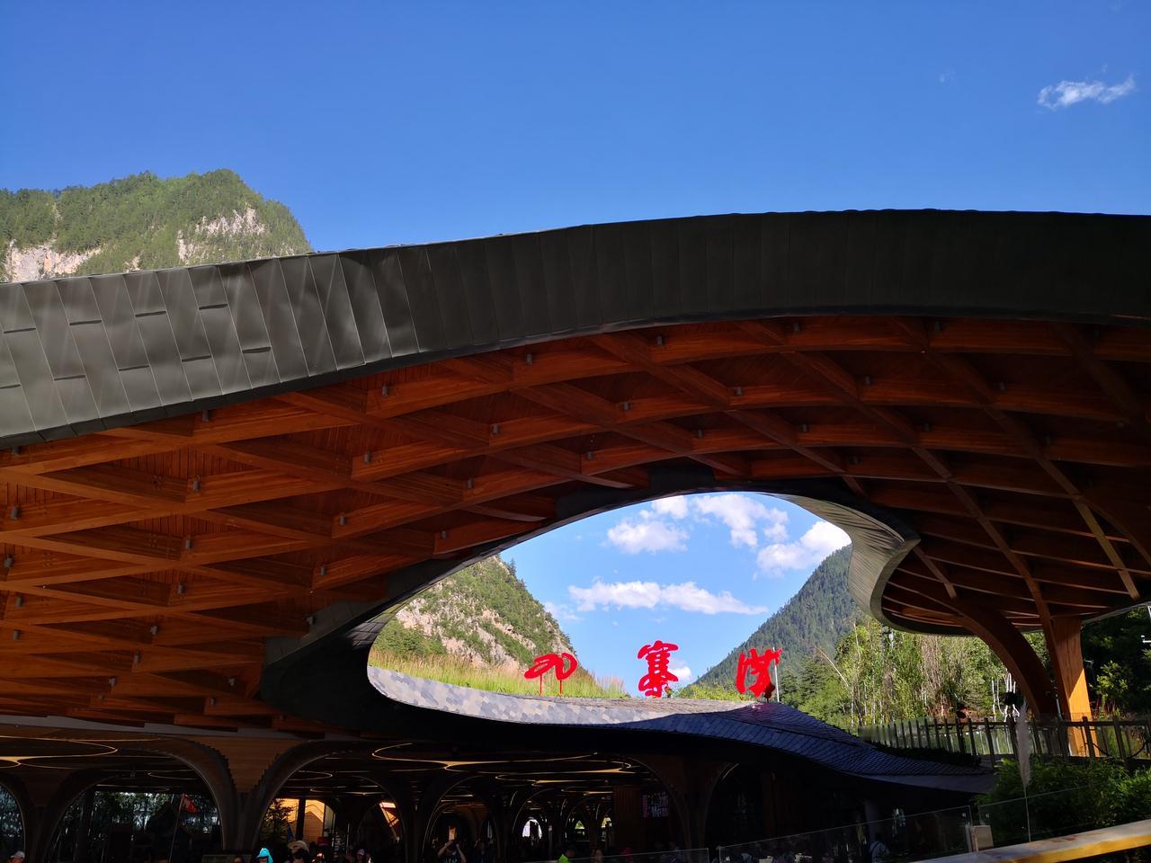 “童话世界”、“人间仙境”九寨沟。九寨沟因沟内有九个藏族村寨而得名。它就像一