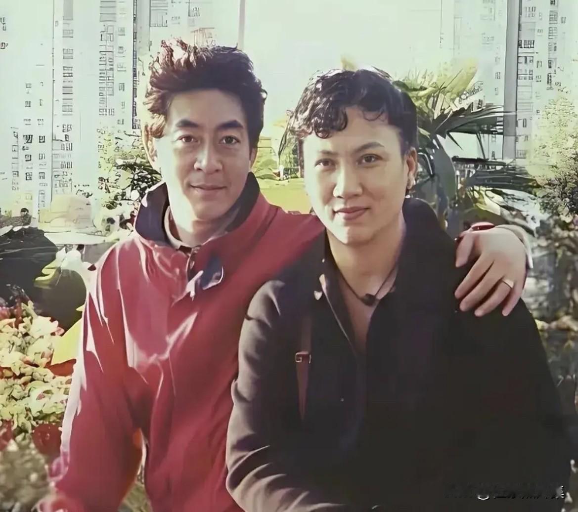 上世纪九十年代，“美猴王”六小龄童与夫人于虹的合影，甜蜜相依，恩爱有加。两人相识