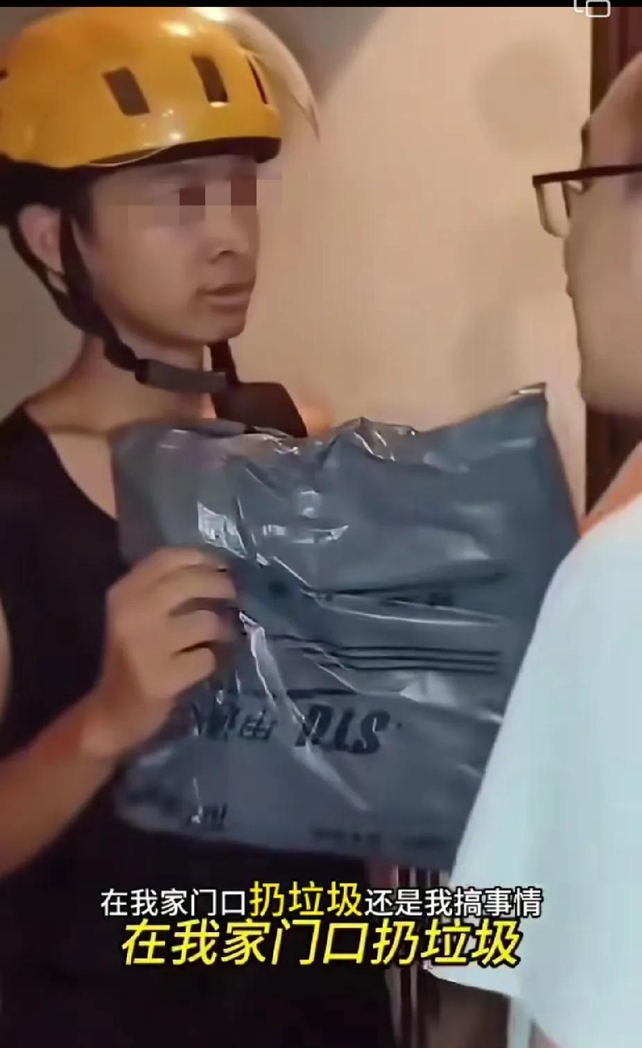 浙江嘉兴一对恶毒夫妻，占小便宜欺负快递小哥，结果被抹脖子。这是一起冲动的伤人