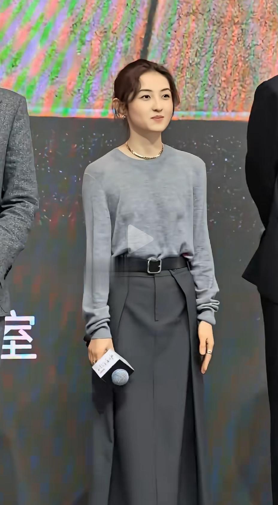 她们俩赚那么多钱，都舍不得吃，都是饿的前胸贴后背。