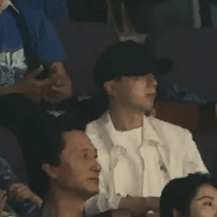 马龙在演我的看球状态我看有些乒男打球没有马龙那么软糯的反应了，我看有些乒男打球如