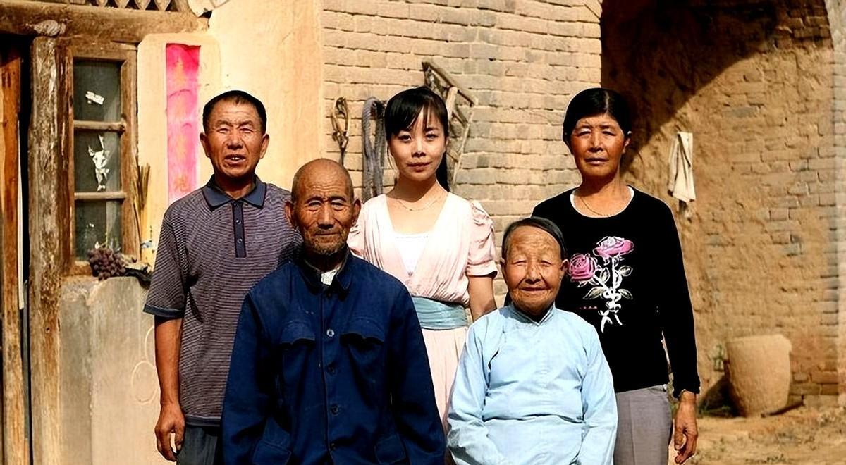 当年，王二妮出名后，男友李飞对她说“二妮，分手吧，咱俩不是同一世界的人了。”可王