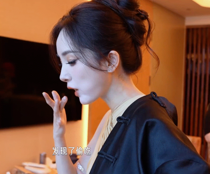 杨幂嘴张的比食物大饭点时间，正好看干饭的仓鼠宝宝杨幂上次图3也是偷吃小蛋糕?