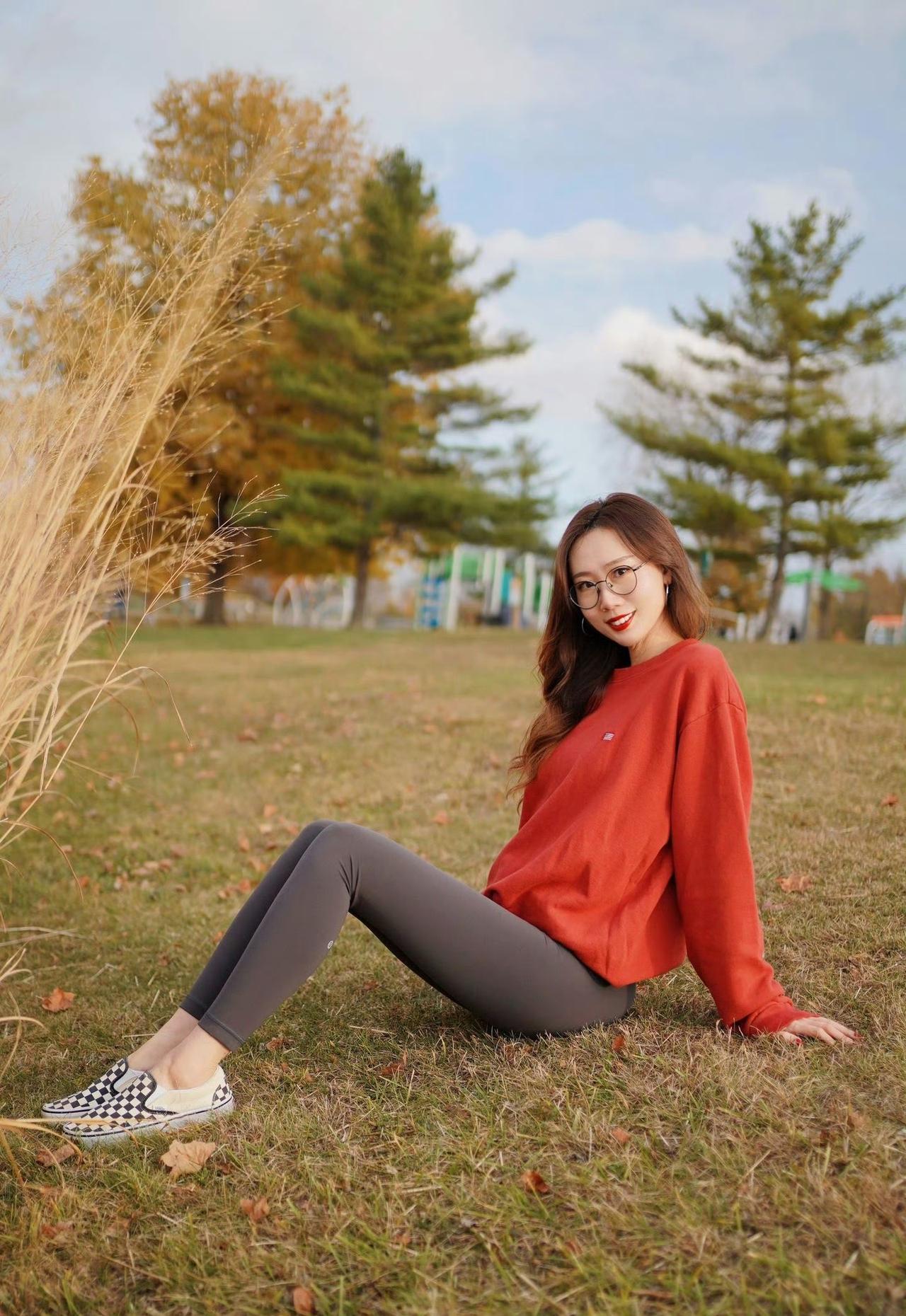 这套穿搭是活力松弛的红灰休闲风，把秋日氛围感和舒适质感融合。红色宽松卫衣自带秋日