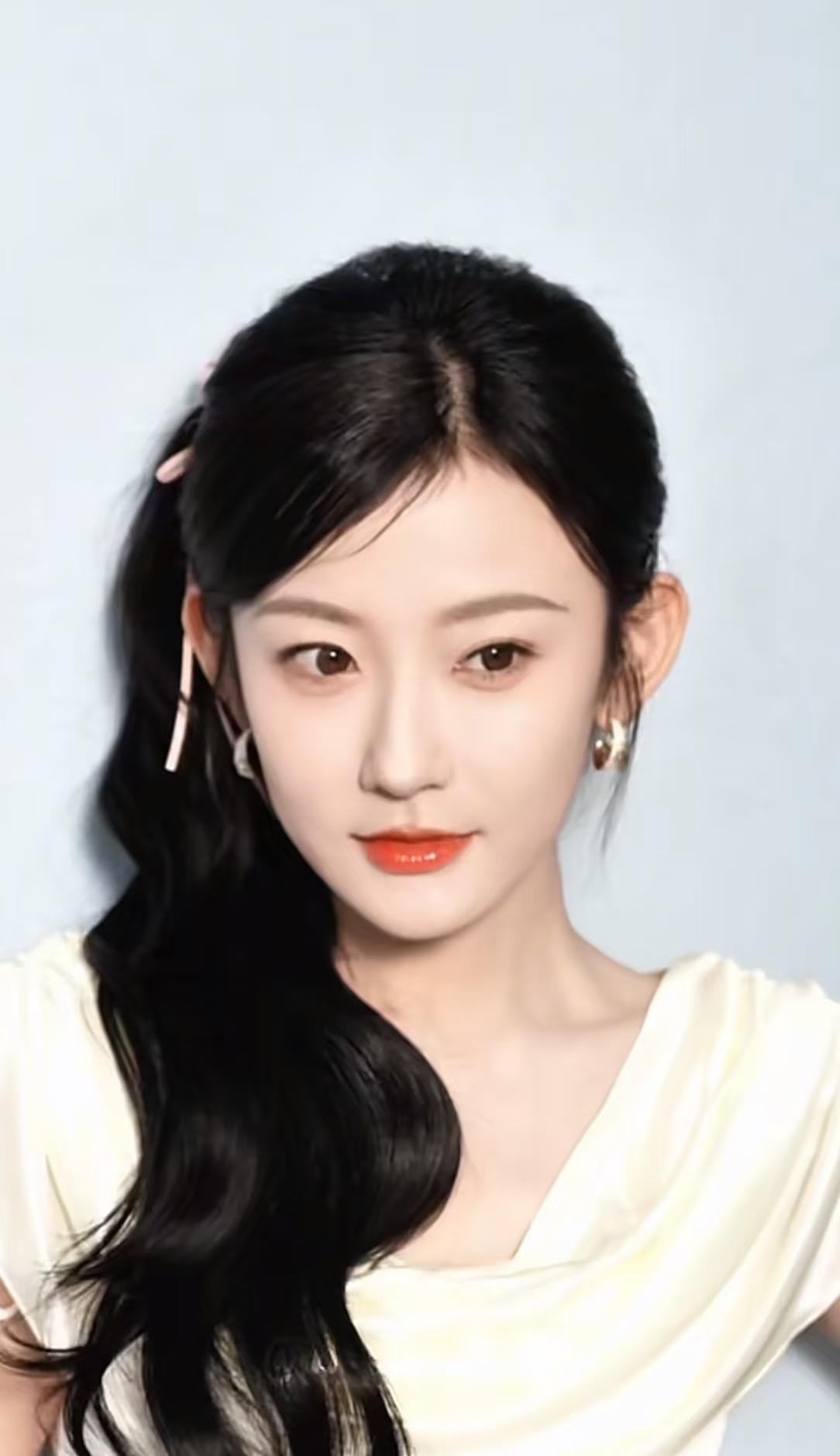 早料到韩雨桐会塌房，可没想到能崩得这么彻底。古装剧里穿粗布衣裳演村姑，手上却