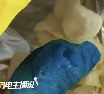 近日有网友晒出实拍画面，拆开一袋知名休闲零食，在一堆正常淡黄色脆片里，赫然混着一