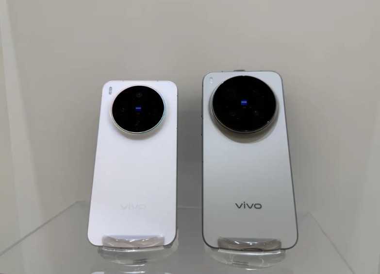 看完发布会，很多粉丝问我，价格相差100块钱，买小米17还是vivoX300。