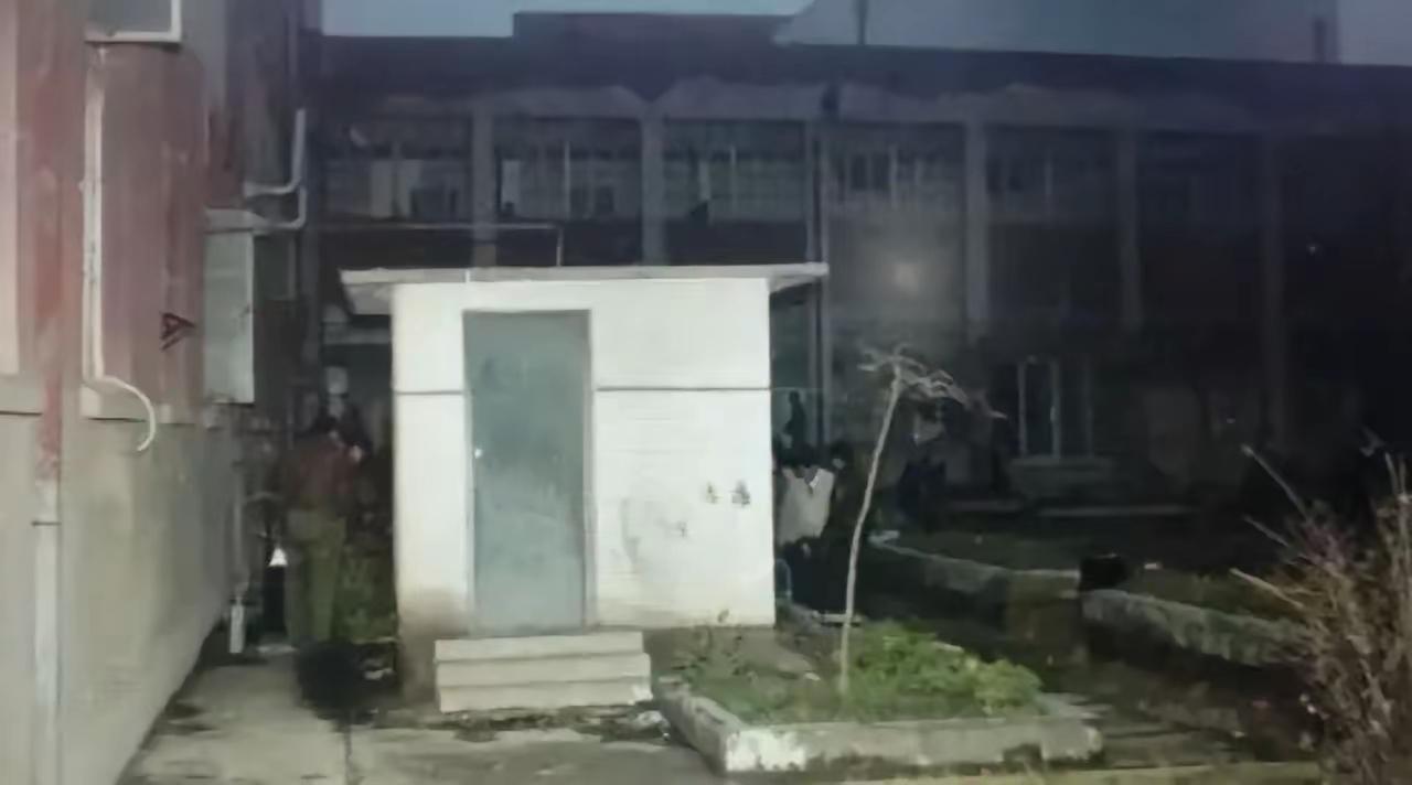 1992年3月，南医大，林伶回宿舍路上被麻继钢盯上。搭讪不成，铁棍爆头，人还活着