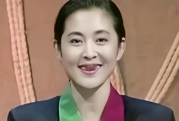 1990年，32岁的倪萍进入央视成为一名主持人，女编导陈雨露一脸厌烦的说：我们不