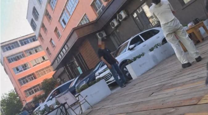 重庆游客在伊犁因遇到旅游旺季没房住、睡自己车里，被酒店收了150元！游客懵了：