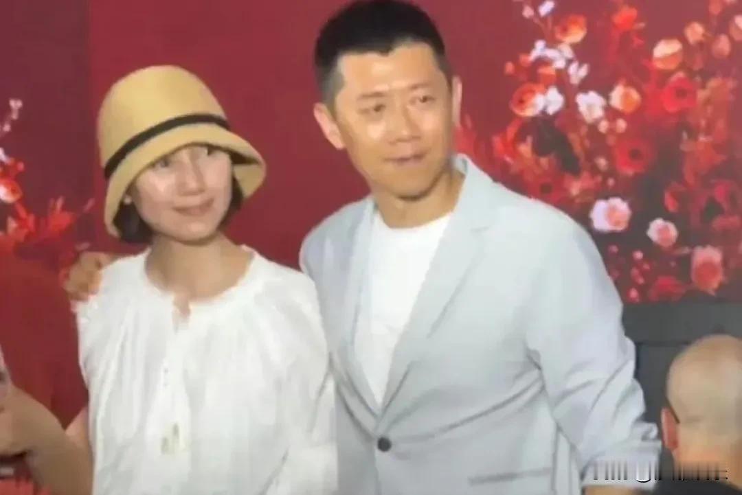 49岁袁泉夏雨，难得同框参加婚礼！6月5日，安徽齐云山一场普通的户外婚礼，