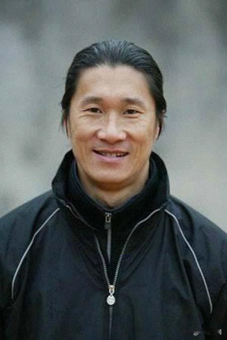 符兵在1998年转会的去向已经不是什么秘密，他要投奔的新主是“财大气粗”的前卫寰