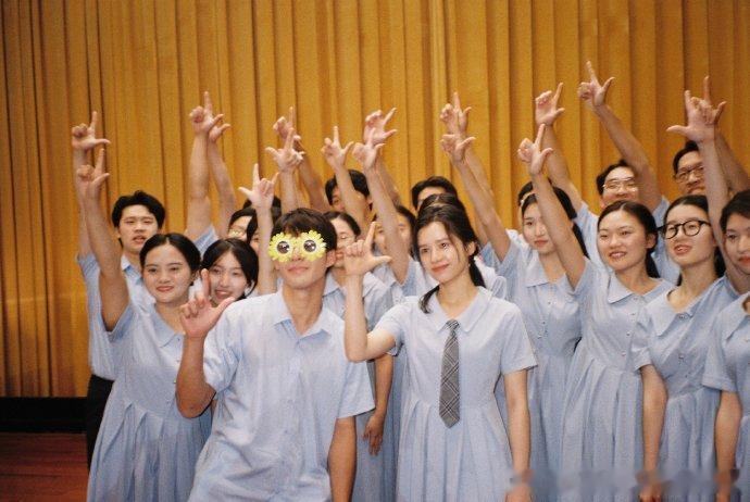 张婧仪喻延终于要和大家见面了​​​张婧仪晒和辛云来合照​张婧仪和辛云来的合照