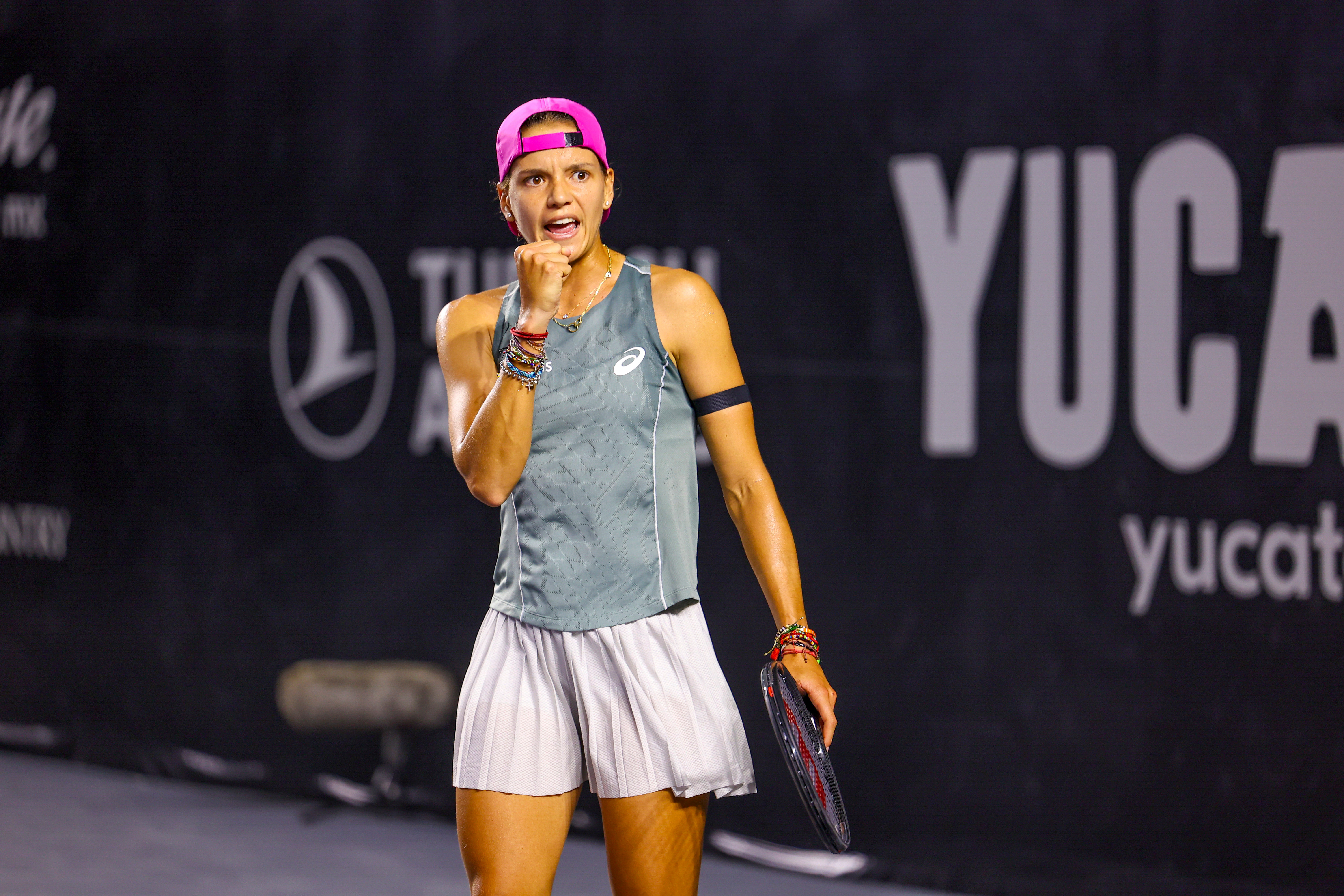 WTA500梅里达站首轮，去年赛会亚军阿朗戈以7-6(0)6-2淘汰波塔波娃，