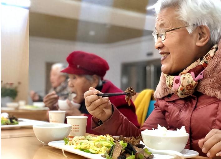 越到冬天，越是要控制吃饭？建议：60岁后，吃饭改掉4个坏习惯寒冬腊月，冷风如刀