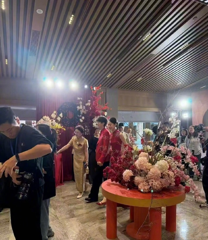 许嵩冯禧婚宴现场照曝光！红装与白纱，穿搭里藏着双向奔赴的浪漫
