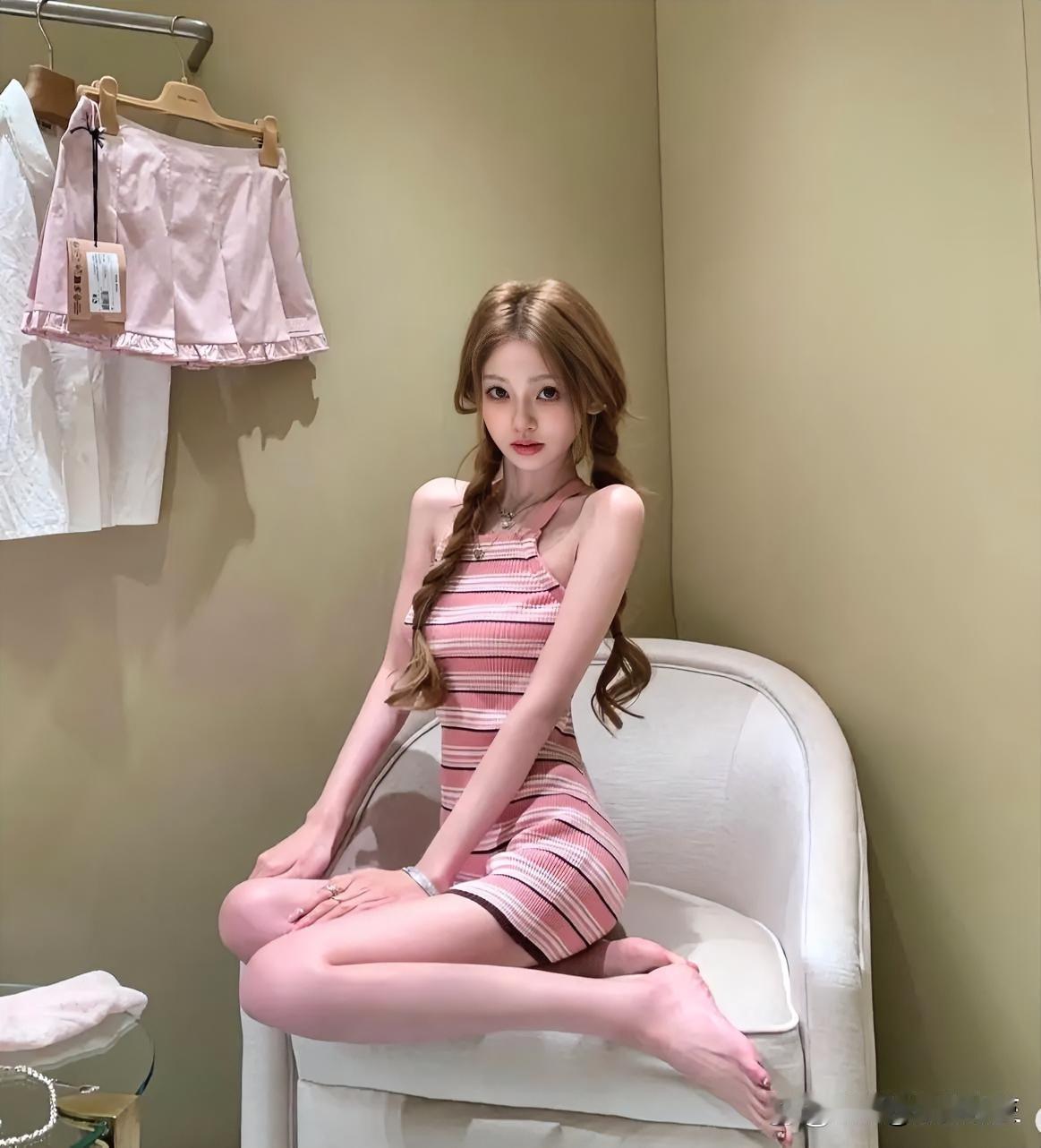 王思聪女友懒懒又晒美照啦，这颜值和身材真让人羡慕。春日微寒，她就提前解锁夏日穿搭