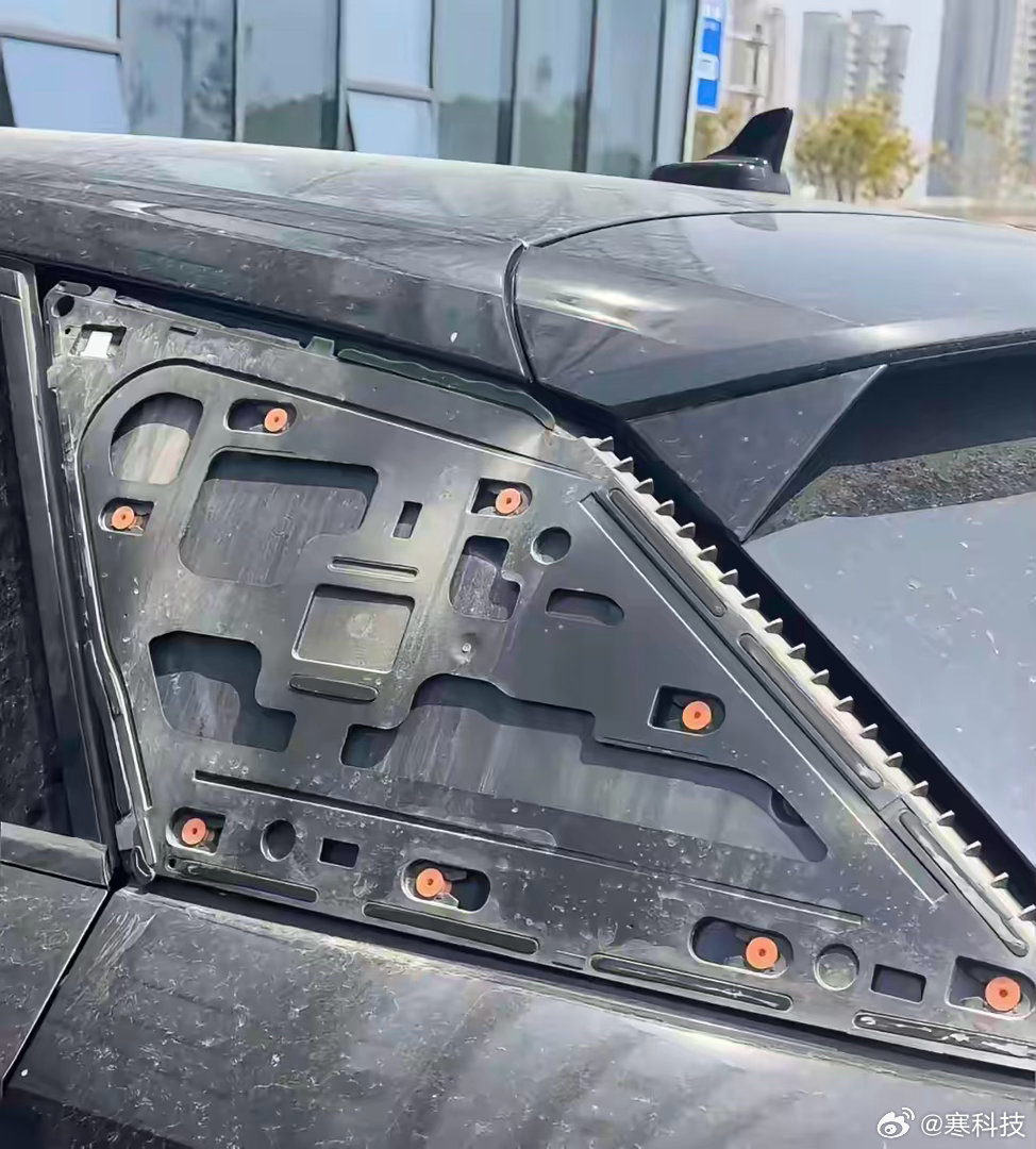 这哪款车啊，估计能被吓死，开高速三角窗自己飞了。