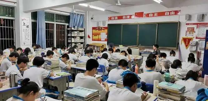 高中生的掉队规律，没想到挺对的！1、高一开学先掉一批，而那些初升高暑假完全没有